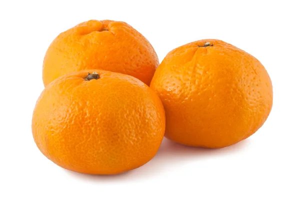 Tři Zralé Mandarinky Izolovaných Bílém Pozadí — Stock fotografie