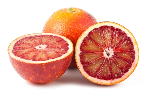 Full Och Två Halva Blod Röda Apelsiner Isolerad Vit Bakgrund — Stockfoto