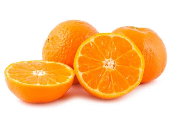 Volle Und Scheiben Geschnittene Reife Mandarinen Isoliert Auf Weißem Hintergrund — Stockfoto