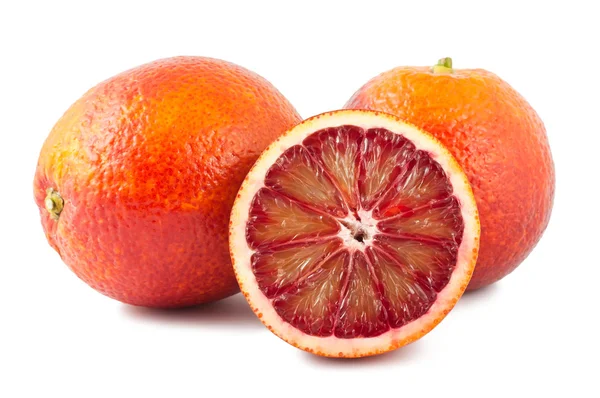 Volle Und Zwei Halbe Blutrote Orangen Isoliert Auf Weißem Hintergrund — Stockfoto