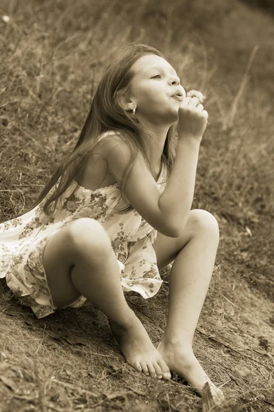 Маленька дівчинка парк біля річки — стокове фото
