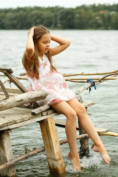Mała dziewczynka park w pobliżu rzeki — Zdjęcie stockowe