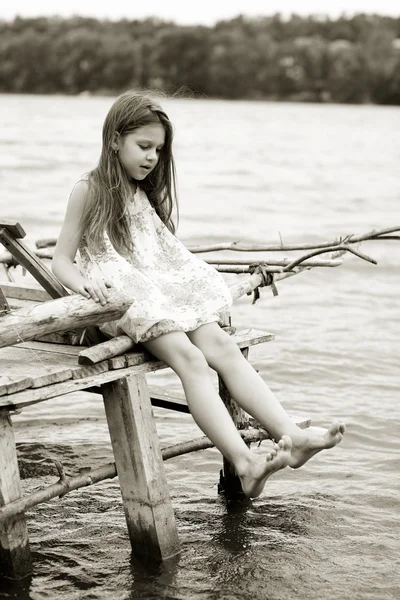Bambina un parco vicino al fiume — Foto Stock