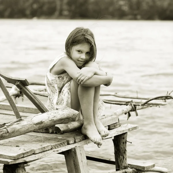Meisje een park bij de rivier — Stockfoto