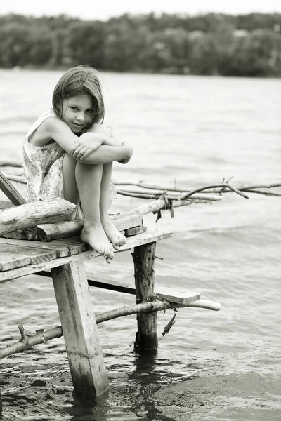 Bambina un parco vicino al fiume — Foto Stock