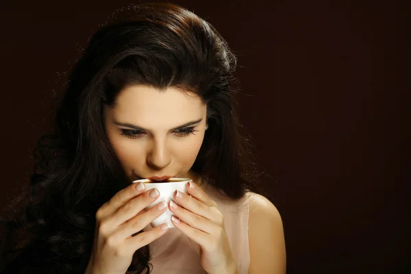 Beautiful young girl with the cup of coffee — Stock Photo, Image