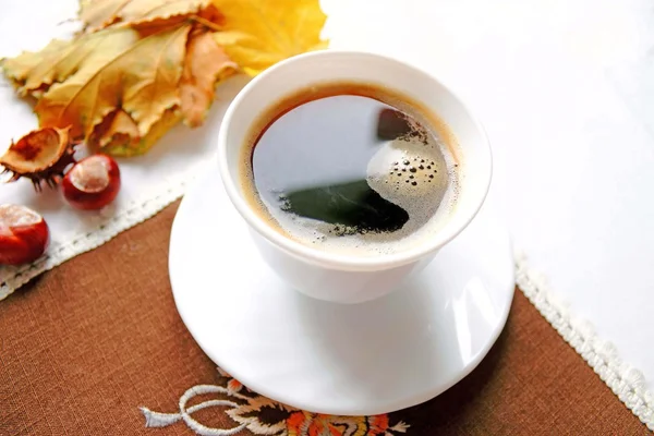 Xícara de café no dia de outono — Fotografia de Stock