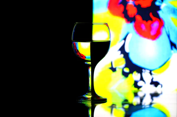 Abstraktes Interieur Mit Weinglas Vor Schwarzem Und Farbigem Hintergrund — Stockfoto