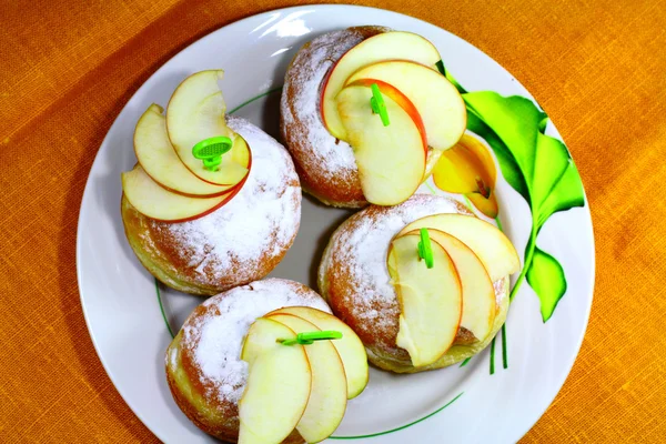 Čtyři Chutné Buchty Kousky Jablka Desku — Stock fotografie