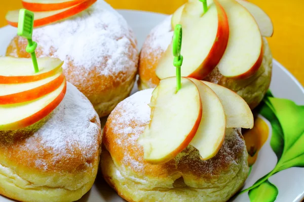 Lekkere broodjes met enkele stukken van een appel op de plaat — Stockfoto