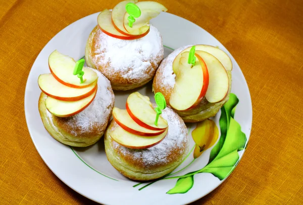 Deliciosos bollos con trozos de manzanas en el plato —  Fotos de Stock