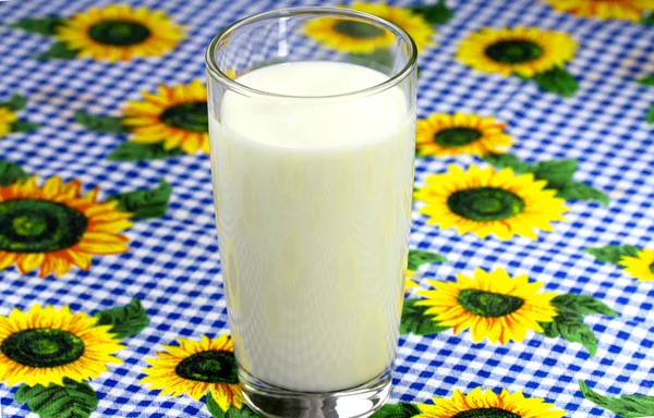 Стекло с молоком — стоковое фото