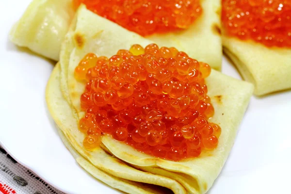 Panquecas saborosas com caviar macio na placa — Fotografia de Stock