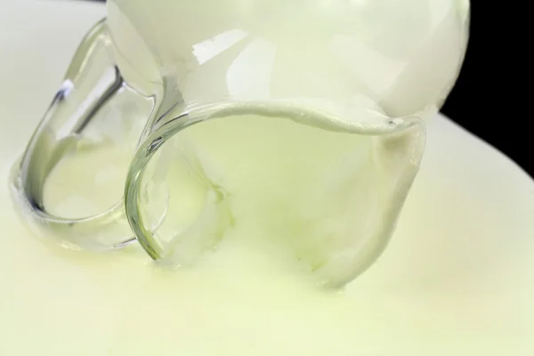 Jarra de vidrio y leche — Foto de Stock