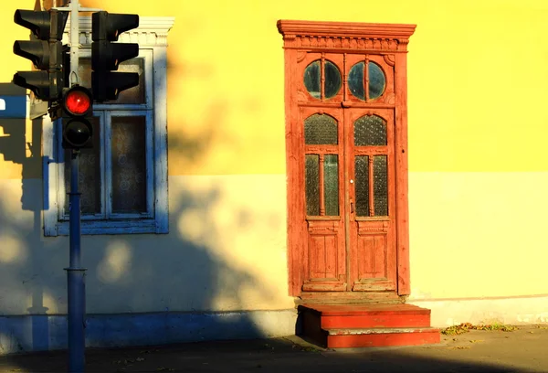 Une vieille porte dans l'ancienne ville — Photo