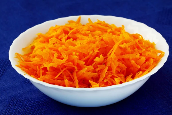 Морковь в тарелке с супом — стоковое фото