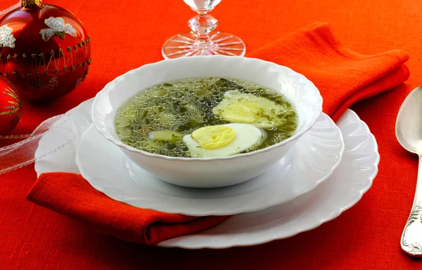 Zuppa con acetosa, patate e uova nel piatto di zuppa bianca — Foto Stock