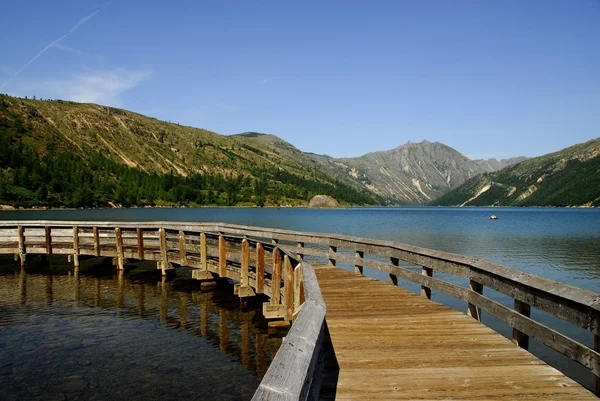 Göl boyunca tahta köprü.