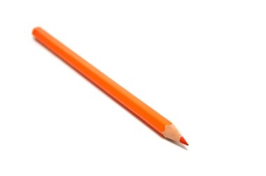 Beyaz bir arka planda turuncu keskin kalem