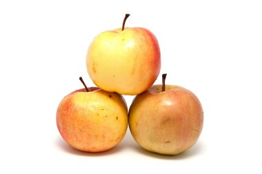 Beyaz bir arka planda olgun sulu elmalar