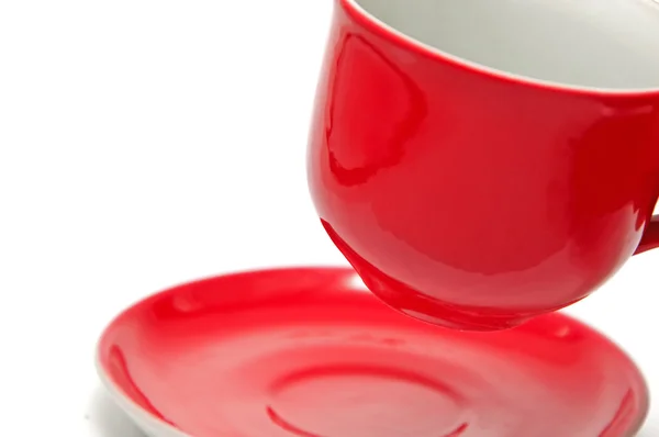 白地に赤いカップアンドソーサー — ストック写真