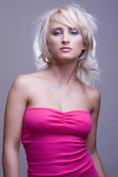Блондинка в розовом платье — стоковое фото