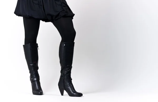Feet of the girl in dark coat — Stock Photo, Image