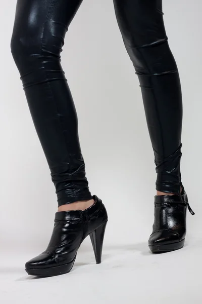 Füße des Mädchens in dunkler Hose — Stockfoto