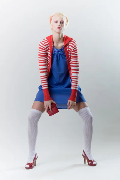Emoção pose menina loira em vermelho lanoso — Fotografia de Stock