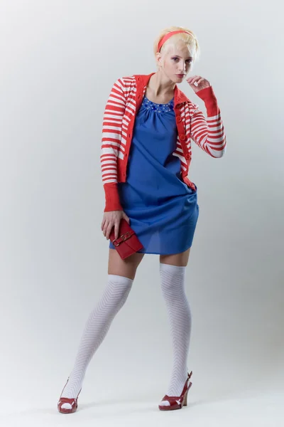 Emoção pose menina loira em vermelho lanoso — Fotografia de Stock