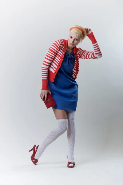 Pose émotionnelle fille blonde en laine rouge — Photo
