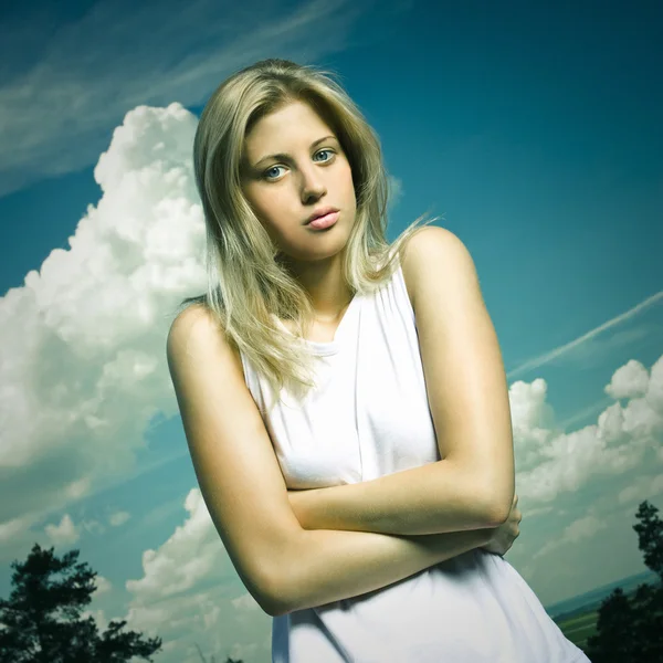 Blond tjej i vit skjorta utomhus — Stockfoto