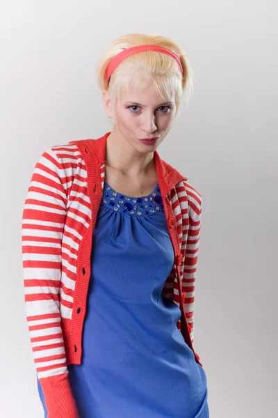 Emotie vormen blond meisje in rood wollige — Stockfoto