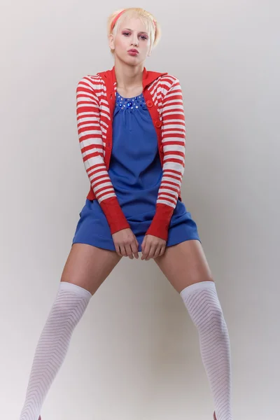 Pose émotionnelle fille blonde en laine rouge — Photo