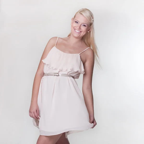 Aantrekkelijke blonde meisje glimlach — Stockfoto
