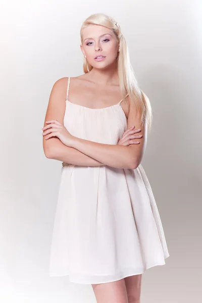 Aantrekkelijke blonde meisje pose — Stockfoto
