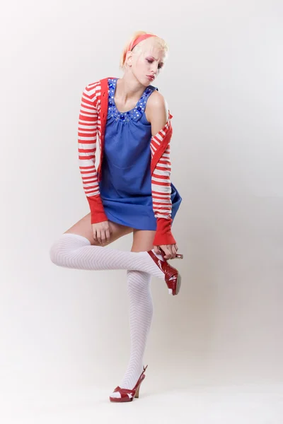 Emotie vormen blond meisje in rood wollige — Stockfoto