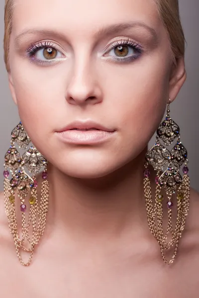 Aantrekkelijk meisje portret met etnische earring — Stockfoto