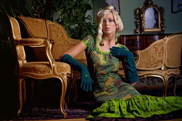 Attraktiv blond flicka i klänning på slottet — Stockfoto