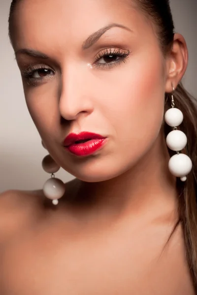 Aantrekkelijk meisje met witte earring — Stockfoto