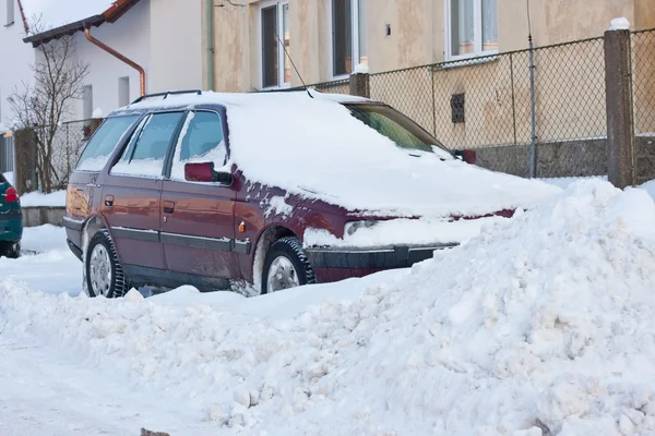 Bilen under vinter snö — Stockfoto