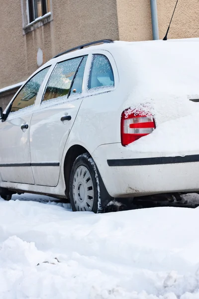 Kışın kar altında araba — Stok fotoğraf