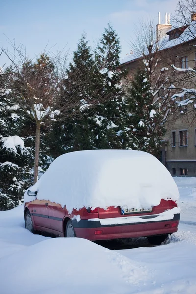 Auto im winterlichen Schnee — Stockfoto