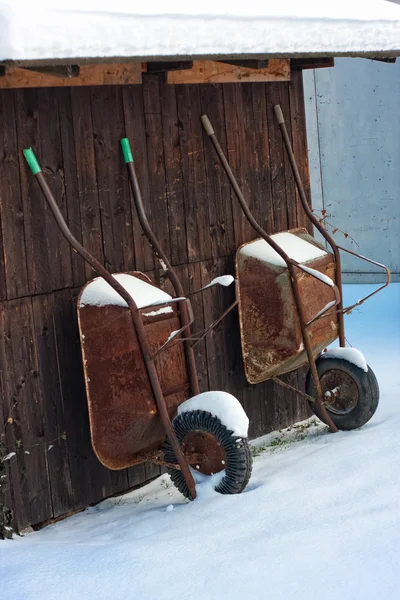 Retro hout schuur met twee kruiwagen — Stockfoto