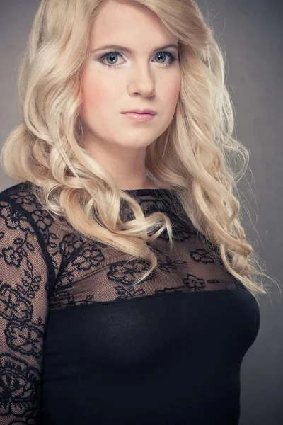 Atraktivní blond portrét dívky — Stock fotografie