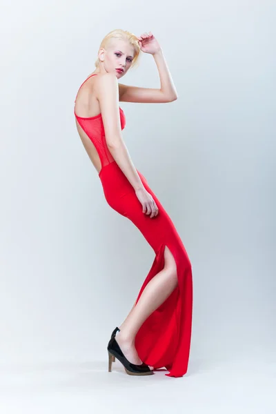 Приваблива блондинка в червоній сукні — стокове фото