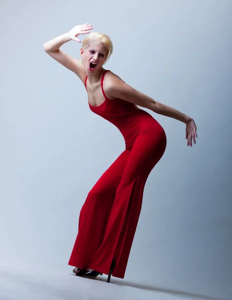 赤いドレスの魅力的な悲鳴女の子 — ストック写真