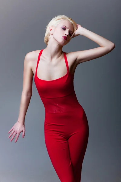 Emotiva chica atractiva en vestido rojo — Foto de Stock