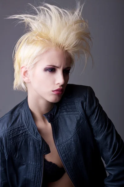 Emotivo atraente punk loira menina — Fotografia de Stock