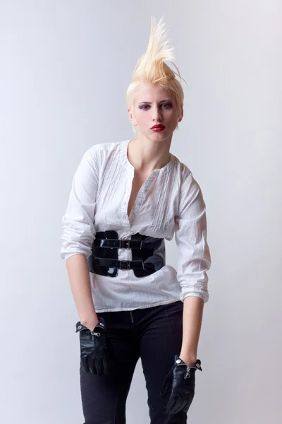Панк блондинка приваблива дівчина моди — стокове фото